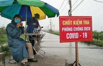 bat nam thanh nien tong thang xe may vao canh sat tai chot kiem soat dich covid 19