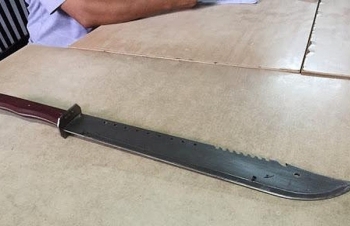 bat nam thanh nien tong thang xe may vao canh sat tai chot kiem soat dich covid 19