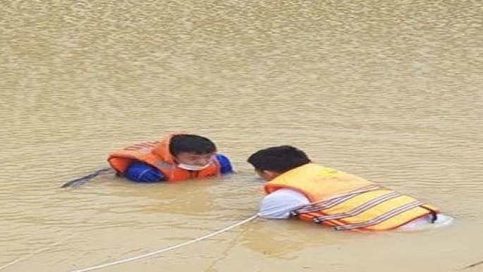 Người đàn ông tử vong khi tháo cống thoát lũ cứu hồ cá nguoi dan ong tu vong khi thao cong thoat lu cuu ho ca