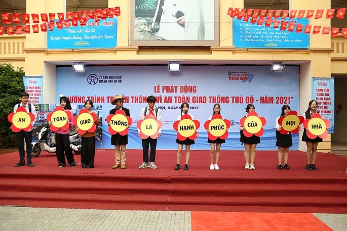 Các em học sinh tham gia hưởng ứng lễ phát động Chương trình truyền thông vì an toàn giao thông Thủ đô năm 2021. Ảnh: Thanh Hải