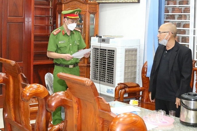 Cơ quan công an đọc lệnh bắt giữ Nguyễn Hùng Quân (Ảnh: Cơ quan công an cung cấp).