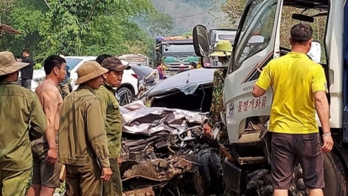 Xe tải va chạm ô tô con trên Quốc lộ 6, 3 người thương vong