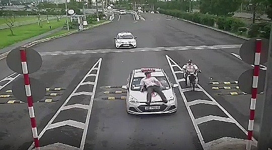 Xe taxi tông nhân viên an ninh hàng không văng lên nắp capo xe taxi tong nhan vien an ninh hang khong vang len nap capo