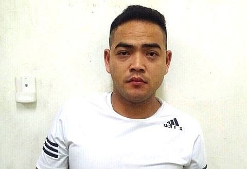 Bắt khẩn cấp lái xe taxi tông nhân viên an ninh sân bay văng lên nắp capo bat khan cap lai xe taxi tong nhan vien an ninh san bay vang len nap capo