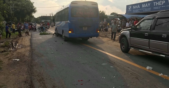 nga xuong duong sau va cham xe may 2 nguoi bi xe khach can tu vong