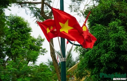 Treo cờ Tổ quốc kỷ niệm 130 năm Ngày sinh Chủ tịch Hồ Chí Minh