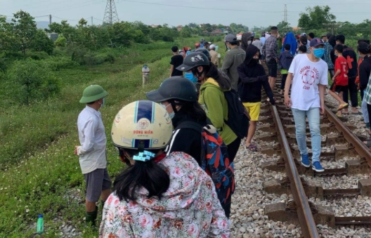 Nghi án mẹ sát hại con, ôm xác lên đường ray tàu hỏa tự tử