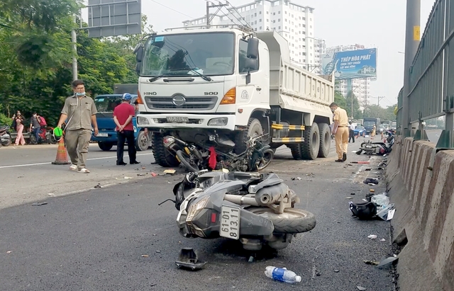 Xe ben lao vào nhóm công nhân trải nhựa đường, 4 người thương vong