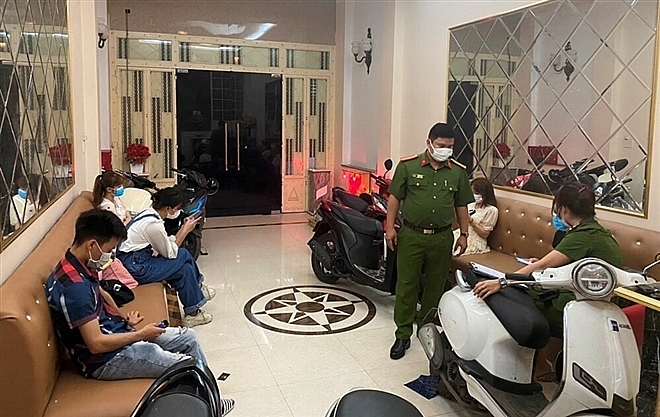 Lực lượng Công an TP Hải Phòng phát hiện quán karaoke Hera đón khách cùng nữ nhân viên dù đã có lệnh cấm