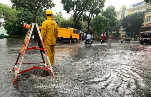 Hà Nội tập trung cao độ ứng phó với úng ngập nội thành, cây xanh gãy đổ mùa mưa bão