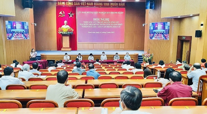 Trưởng Ban Tuyên giáo Thành ủy Bùi Huyền Mai và các ứng viên đại biểu HĐND TP khoá XVI tiếp xúc cử tri quận Thanh Xuân