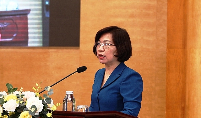 Bà Lê Thị Thu Hằng - Thành ủy viên, Bí thư Quận ủy Tây Hồ trình bày chương trình hành động.