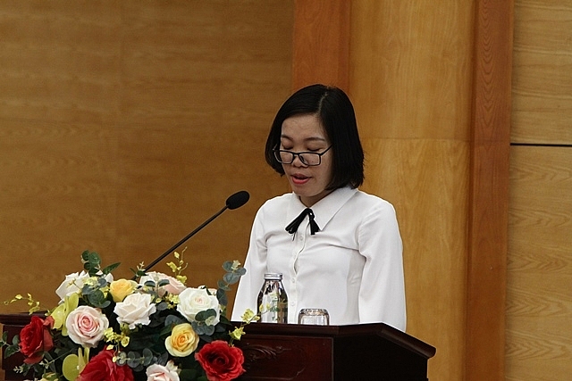  Bà Tạ Thị Tú Uyên - Chuyên viên Văn phòng Quận ủy Tây Hồ trình bày chương trình hành động.