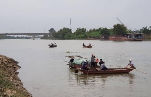 Theo bố mẹ đi đánh cá, 2 anh em đuối nước tử vong