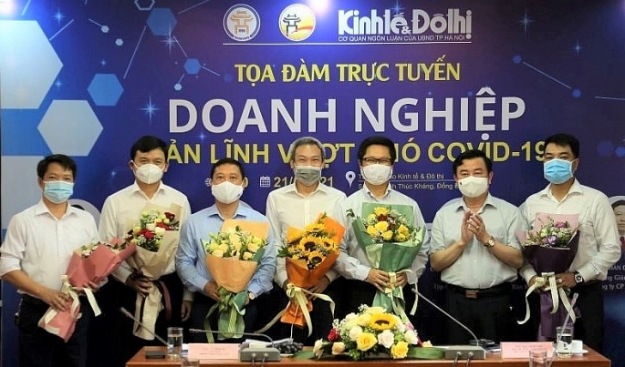 Dịch Covid-19 diễn biến phức tạp đã và đang ảnh hưởng lớn đến đời sống kinh tế - xã hội, trong đó cộng động doanh nghiệp, doanh nhân gặp rất nhiều khó khăn, dẫn đến việc làm, an sinh của người lao động khó có thể duy trì... Song, cùng với những chính sách hỗ trợ của Chính phủ, TP, sự nỗ lực của chính cộng đồng doanh nghiệp đã góp phần nâng chỉ số PCI của Thủ đô, thúc đẩy sự phát triển kinh tế, đảm bảo an sinh xã hội của Hà Nội nói riêng, đất nước nói chung...  Do đó, mục đích của Tọa đàm trực tuyến “Doanh nghiệp bản lĩnh vượt khó Covid-19” nhằm có những chia sẻ kinh nghiệm của các chuyên gia, nhà quản lý, doanh nghiệp thành công, cũng như nắm bắt tâm tư, nguyện vọng của cộng đồng doanh nghiệp để có giải pháp cùng nhau vượt qua giai đoạn khó khăn.  Tọa đàm trực tuyến diễn gia tại Phòng họp tầng 5 trụ sở báo Kinh tế & Đô thị (21 Huỳnh Thúc Kháng, quận Đống Đa, Hà Nội) vào lúc 8 giờ 30 phút ngày 21/5 (thứ Sáu). Độc giả có thể theo dõi trực tuyến tại http://kinhtedothi.vn và được livestream trong suốt thời gian diễn ra tọa đàm. Đồng thời tham gia gửi câu hỏi về http://kinhtedothi.vn và đường dây nóng 0866781318. Báo Kinh tế & Đô thị trân trọng kính mời đại biểu tham dự buổi Giao lưu - Tọa đàm.