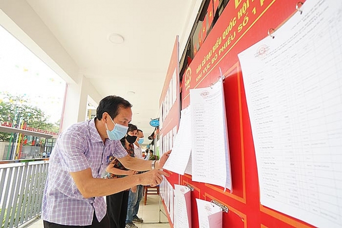 Cử tri phường Liễu Giai, quận Ba Đình tham khảo thông tin tại một điểm bầu cử. Ảnh: Công Hùng