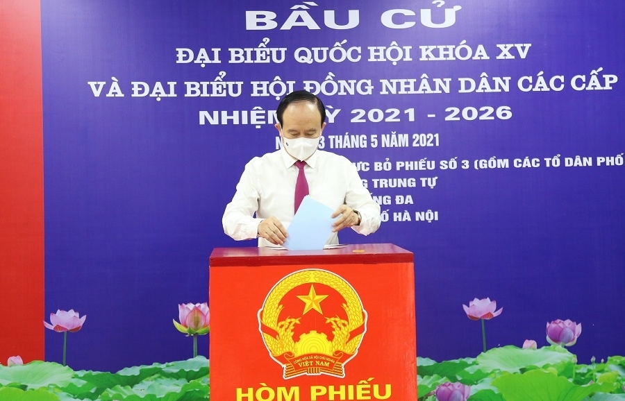 Chủ tịch HĐND TP Hà Nội Nguyễn Ngọc Tuấn và cử tri thực hiện quyền, trách nhiệm của công dân trong ngày bầu cử