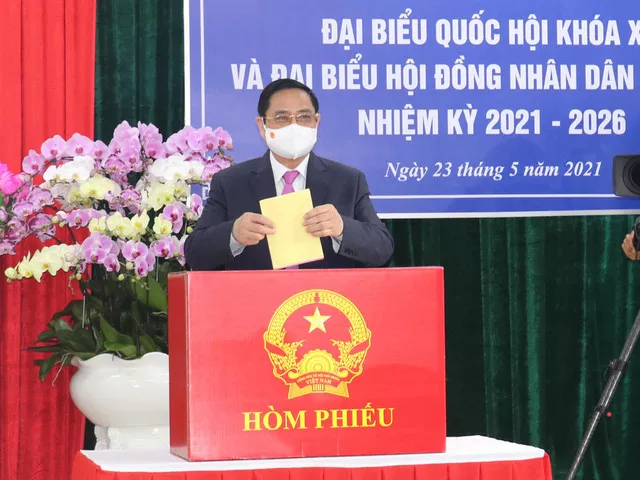 Thủ tướng Chính phủ Phạm Minh Chính bỏ phiếu tại Khu vực bỏ phiếu số 18, phường Cái Khế, quận Ninh Kiều, TP Cần Thơ
