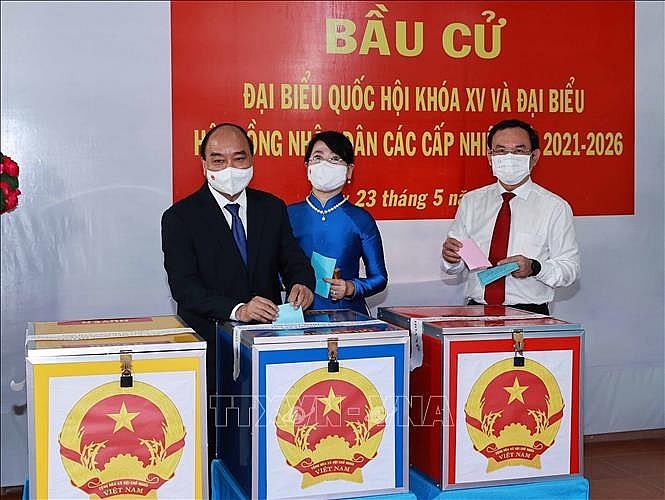  Chủ tịch nước Nguyễn Xuân Phúc bỏ phiếu tại khu vực bỏ phiếu 41, Đơn vị bầu cử số 9 (thị trấn Củ Chi, huyện Củ Chi, TP Hồ Chí Minh)