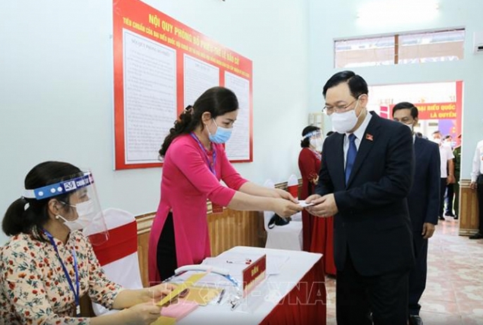  Chủ tịch Quốc hội Vương Đình Huệ nhận phiếu bầu cử