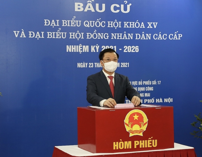  Bí thư Thành ủy Hà Nội Đinh Tiến Dũng đến khu vực bỏ phiếu số 17 (phường Định Công, quận Hoàng Mai)