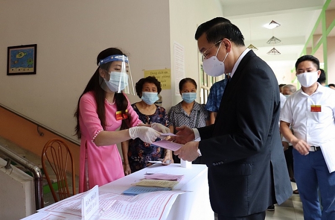  Chủ tịch UBND TP Chu Ngọc Anh nhận phiếu bầu cử tại khu vực bầu cử số 5 phường Kim Liên, quận Đống Đa