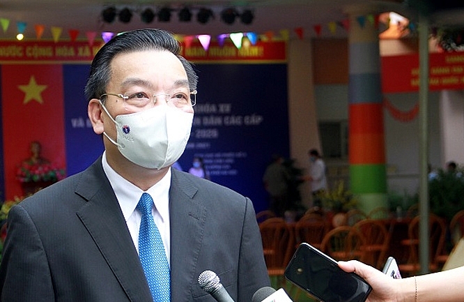  Chủ tịch UBND TP Chu Ngọc Anh trao đổi với báo chí sau khi bỏ phiếu