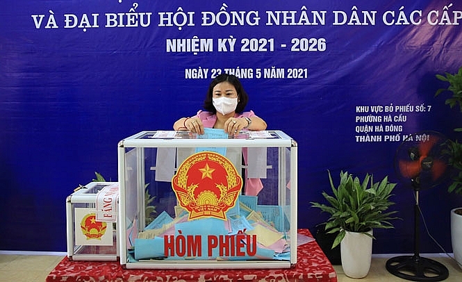 Phó Bí thư Thường trực Thành ủy Nguyễn Thi Tuyến bỏ phiếu tại khu vực bỏ phiếu số 7, phường Hà Cầu, quận Hà Đông