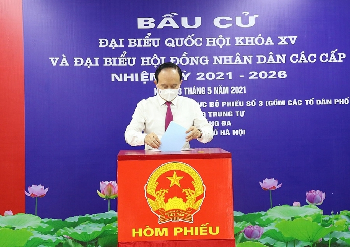  Phó Bí thư Thành ủy, Chủ tịch HĐND TP Nguyễn Ngọc Tuấn bỏ phiếu tại khu vực bỏ phiếu số 3, phường Trung Tự, quận Đồng Đa