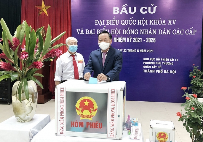  Phó Bí thư Thành ủy Nguyễn Văn Phong bỏ phiếu tại khu vực bỏ phiếu số 11, đơn vị bầu cử số 5, phường Phú Thượng