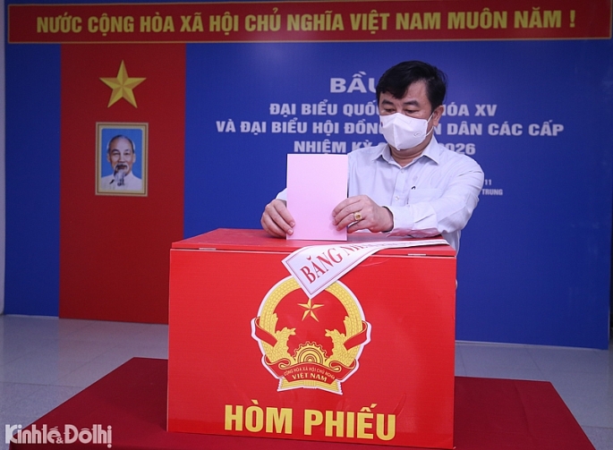  Cử tri Nguyễn Minh Đức - Tổng Biên tập báo Kinh tế & Đô thị bỏ phiếu tại khu vực bỏ phiếu số 11 phường Thanh Xuân Trung quận Thanh Xuân.