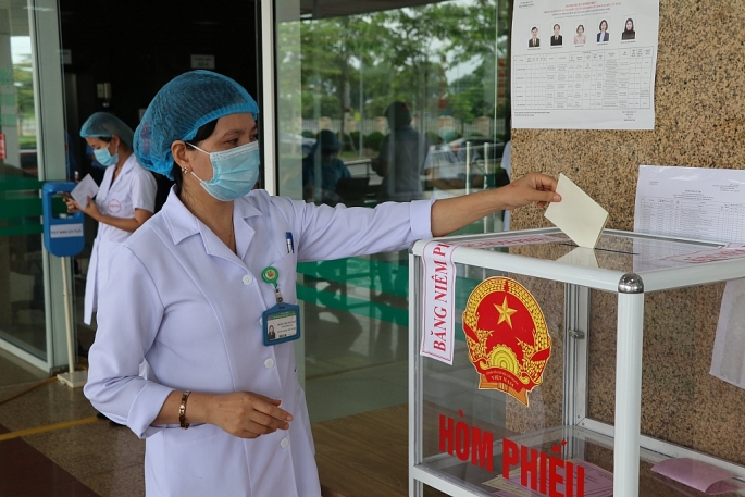  Cán bộ, y bác sỹ bệnh viện Nhiệt đới T.Ư cơ sở Kim Chung bỏ phiểu bầu cử