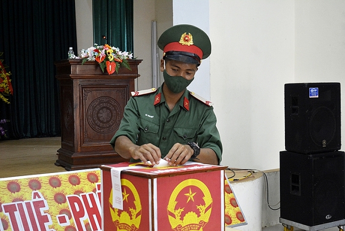 Chiến sĩ Lê Thế Long, lần đầu được cầm lá phiếu cử tri trên tay tham gia bỏ phiếu tại khu vực bỏ phiếu số 1 huyện đảo Cồn Cỏ.