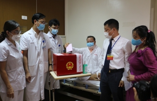 Cử tri xúc động đến bật khóc khi bỏ phiếu bầu cử ngay tại giường bệnh Bệnh viện Việt Đức