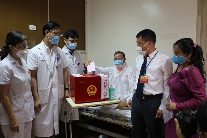  Cử tri xúc động bỏ phiếu bầu cử ngay tại giường bệnh Bệnh viện Việt Đức