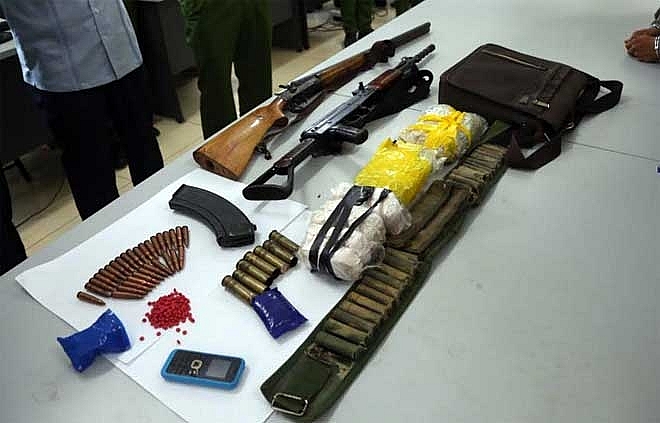 Bắt 2 đối tượng mang súng AK vận chuyển 15 nghìn viên ma túy bat 2 doi tuong mang sung ak van chuyen 15 nghin vien ma tuy