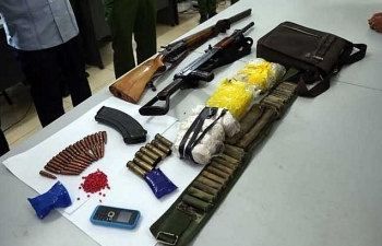 Bắt 2 đối tượng mang súng AK vận chuyển 15 nghìn viên ma túy