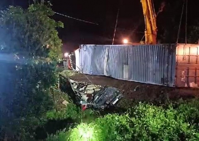 Xe container đè bẹp xe limousine, 3 người tử vong xe container de bep xe limousine 3 nguoi tu vong