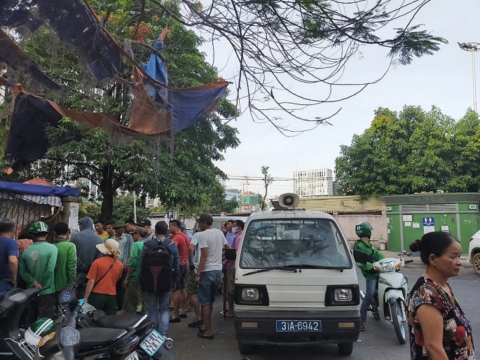 Phát hiện thi thể nam giới trong nhà vệ sinh công cộng gần bến xe Mỹ Đình phat hien thi the nam gioi trong nha ve sinh cong cong gan ben xe my dinh