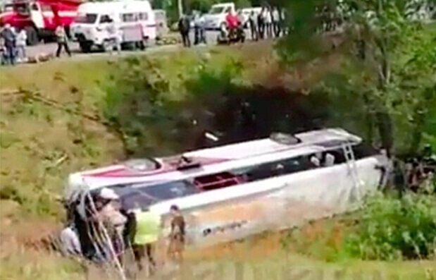 Xe buýt bị lật khi vào khúc cua, ít nhất 18 người thiệt mạng