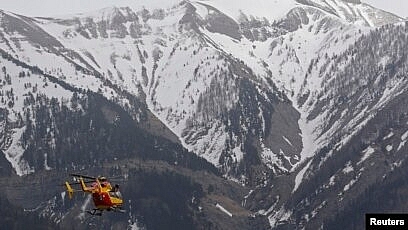 Máy bay rơi ở dãy núi Alps, 5 người thiệt mạng