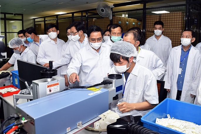 Thủ tướng đã tới thăm và làm việc tại Công ty Medicon (xã An Khánh, huyện Hoài Đức, Hà Nội) - chuyên sản xuất test thử (xét nghiệm nhanh) phục vụ các nhu cầu y học. Ảnh: VGP/Nhật Bắc
