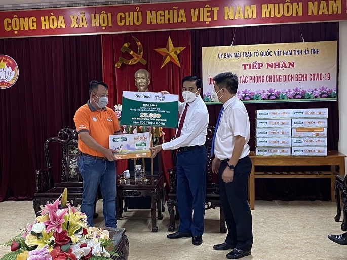 Đại diện Qũy Phát triển Tài năng Việt của Ông Bầu trao tặng 25.000 sản phẩm sữa tươi NutiMilk cho tỉnh Hà Tĩnh