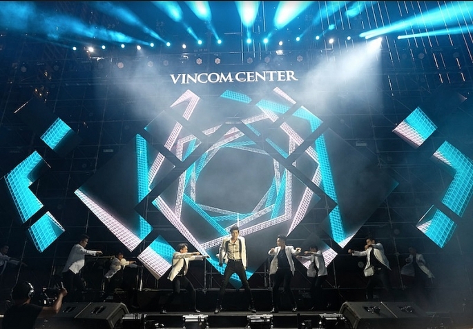 Dàn sao khủng V-Biz hội tụ tại "kinh đô ánh sáng" Vincom Center Landmark 81 dan sao khung v biz hoi tu tai kinh do anh sang vincom center landmark 81