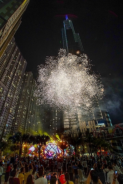 Dàn sao khủng V-Biz hội tụ tại "kinh đô ánh sáng" Vincom Center Landmark 81 dan sao khung v biz hoi tu tai kinh do anh sang vincom center landmark 81