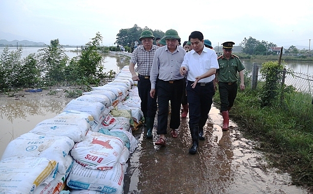 chu tich ubnd tp ha noi nguyen duc chung di kiem tra chi dao ung pho voi ngap lut tai huyen chuong my