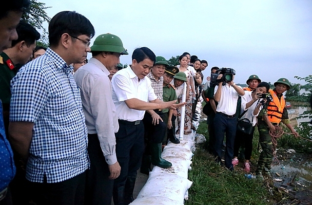 chu tich ubnd tp ha noi nguyen duc chung di kiem tra chi dao ung pho voi ngap lut tai huyen chuong my