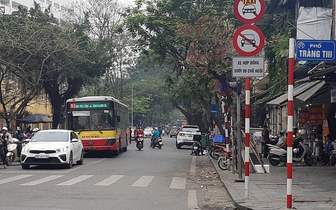 ha noi cam xe taxi luu thong hai chieu tren pho phu doan