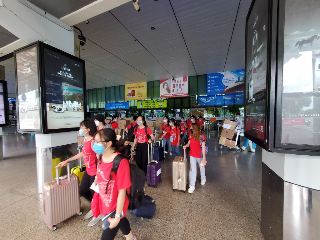 Sáng 6-7, Đoàn cán bộ, sinh viên Đại học Y Hà Nội có mặt tại Sân bay Tân Sơn Nhất.