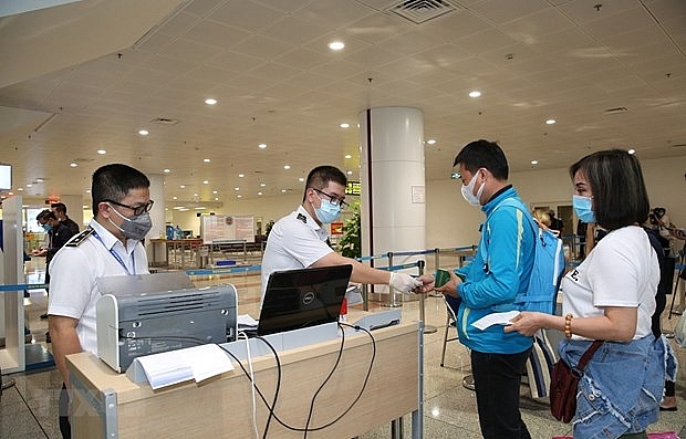 tất cả hành khách trên các chuyến bay đi và đến thành phố Hồ Chí Minh bắt buộc phải có giấy xét nghiệm âm tính với SARS-CoV-2 còn hiệu lực 